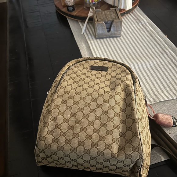 Like new, barely used Gucci small size bag pack. - Picture 4 of 7